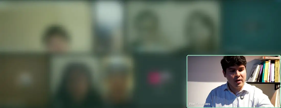 Grupo de 13 participantes en una clase en vivo, caras difuminadas
