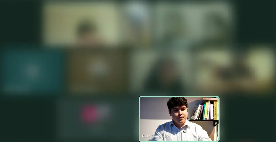Captura de una clase por Google Meet con Pedro enseñando y los alumnos difuminados