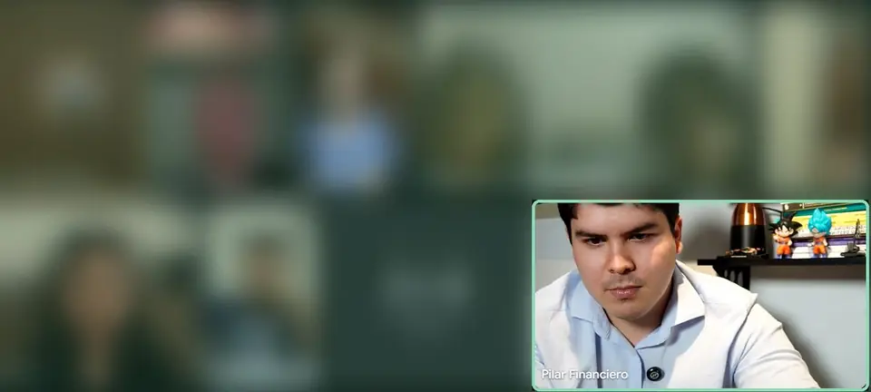 Otra clase por Google Meet con varios alumnos conectados, caras difuminadas